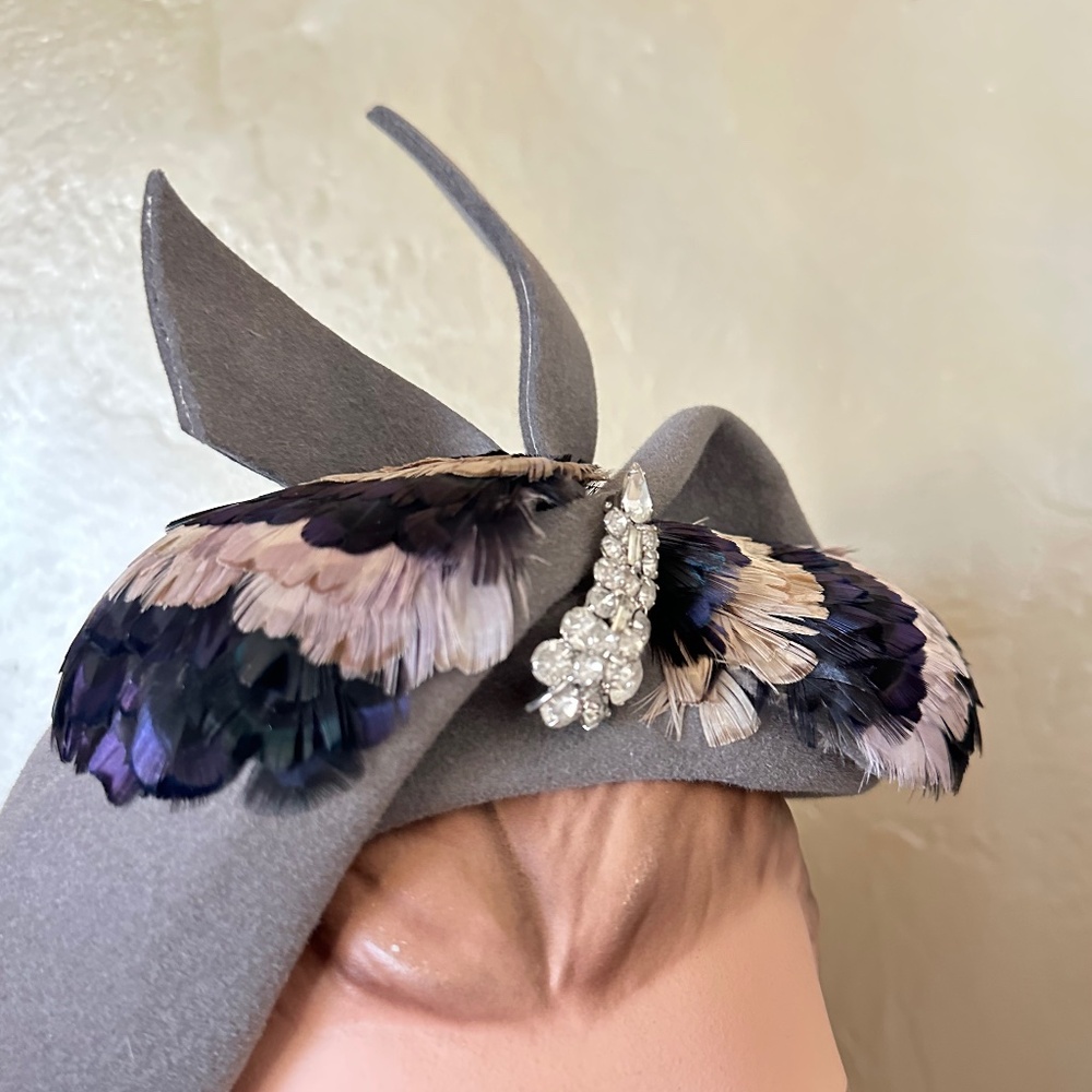 OPULENT 1950s' GRAY FELT COCKTAIL HAT + RHINESTONE BROOCH + IRIDESCENT FEATHERS - Picture 8 of 11